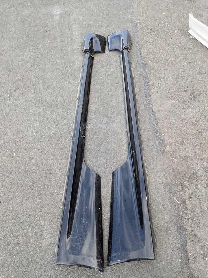 Original Plastic R33 GTR Side Skirts & Cap